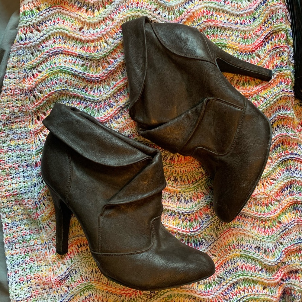 Dark brown booties⭐️